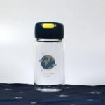 adoptez le style durable avec la gourde cosmo en verre bleu nuit en verre 705 1