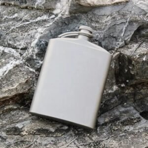 decouvrez la flasque titane ultime pour aventures epiques alcool 925 1