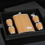 elegance raffinee coffret flasque inox et gobelets en bois chic alcool 518 1