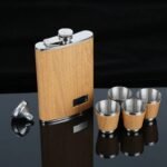 élégance Raffinée : Coffret Flasque Inox Et Gobelets En Bois Chic !