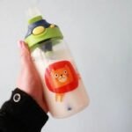gourde en verre pour enfants avec paille retractable et motifs animaliers lion 728 1