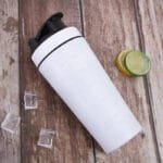 Gourde Shaker En Inox: Fraîcheur Garantie Jusqu’à 8h! Blanc