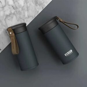 savourez chaque gorgee avec notre mug isotherme haut de gamme bleu nuit isotherme 952 1