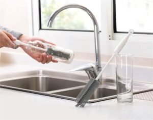 simplifiez le nettoyage de vos bouteilles avec notre brosse revolutionnaire accessoire 110 1