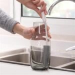 simplifiez le nettoyage de vos bouteilles avec notre brosse revolutionnaire accessoire 132 1
